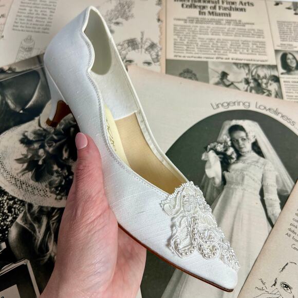 Vintage 80s Coloriffics White Satin Kitten Heels – Lace Bridal Wedding Shoes 7.5 - Picture 10 of 13